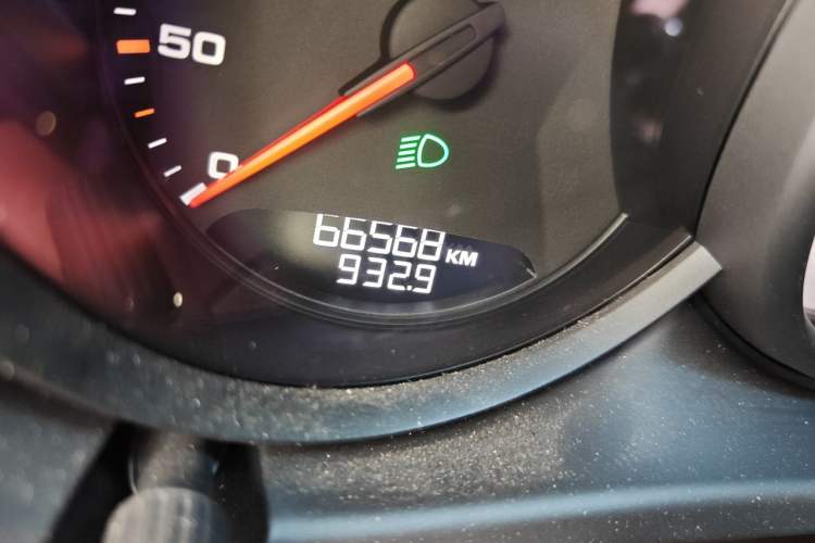Used Porsche Macan 2016 Macan 2.0T Odometer Close Up