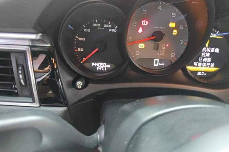 Used Porsche Macan 2016 Macan S 3.0T Odometer Close Up