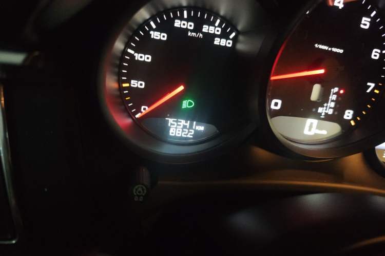 Used Porsche Macan 2016 Macan 2.0T Odometer Close Up