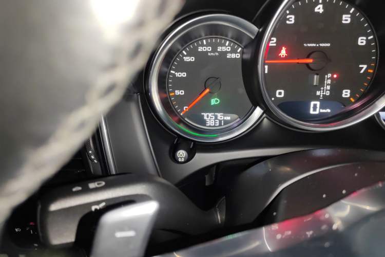 Used Porsche Macan 2016 Macan 2.0T Odometer Close Up