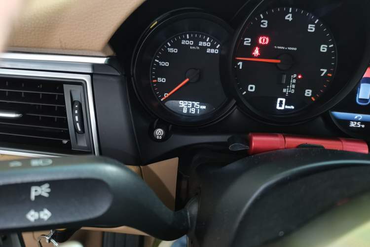 Used Porsche Macan 2016 Macan 2.0T Odometer Close Up