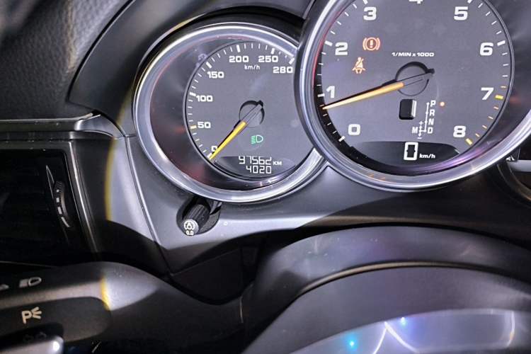 Used Porsche Macan 2016 Macan 2.0T Odometer Close Up