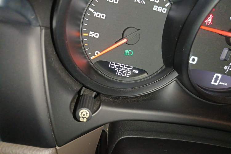 Used Porsche Macan 2016 Macan 2.0T Odometer Close Up