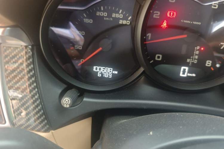 Used Porsche Macan 2016 Macan 2.0T Odometer Close Up