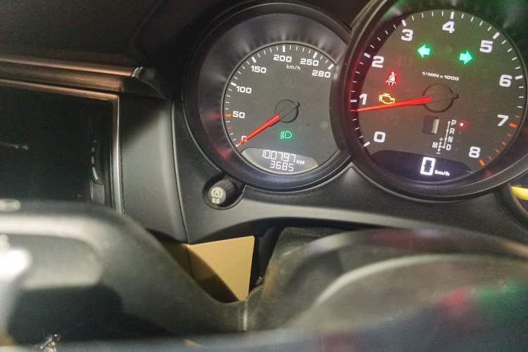 Used Porsche Macan 2016 Macan 2.0T Odometer Close Up