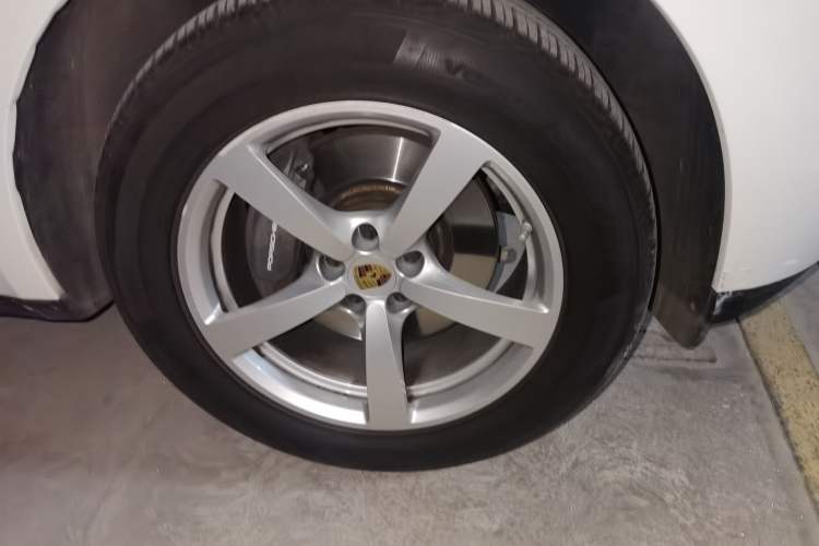 Used Porsche Macan 2016 Macan 2.0T Right Front Wheel Hub