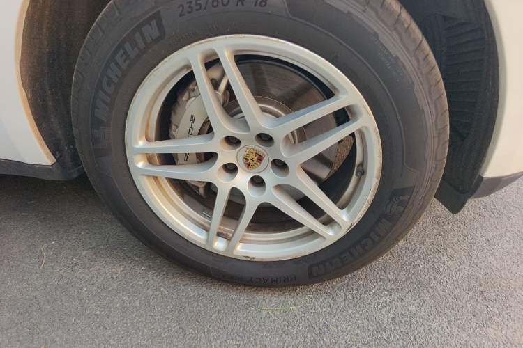 Used Porsche Macan 2016 Macan S 3.0T Right Front Wheel Hub