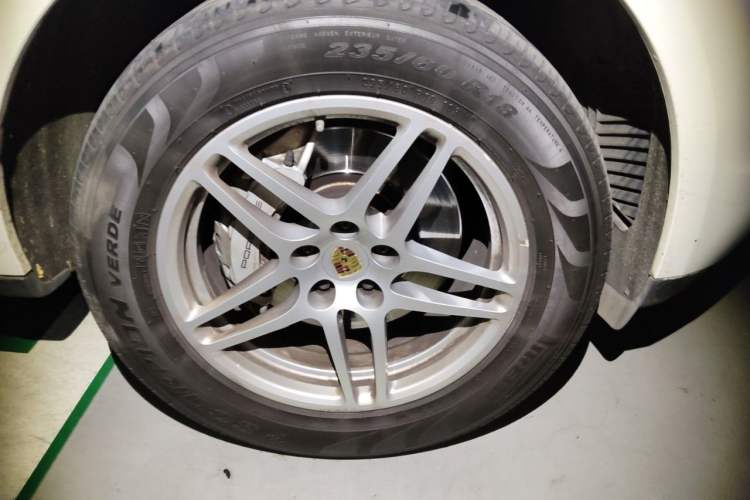 Used Porsche Macan 2016 Macan S 3.0T Right Front Wheel Hub