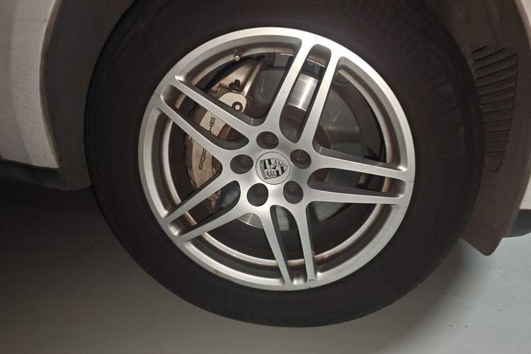 Used Porsche Macan 2016 Macan S 3.0T Right Front Wheel Hub