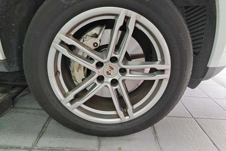 Used Porsche Macan 2016 Macan S 3.0T Right Front Wheel Hub