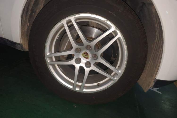 Used Porsche Macan 2016 Macan 2.0T Right Front Wheel Hub