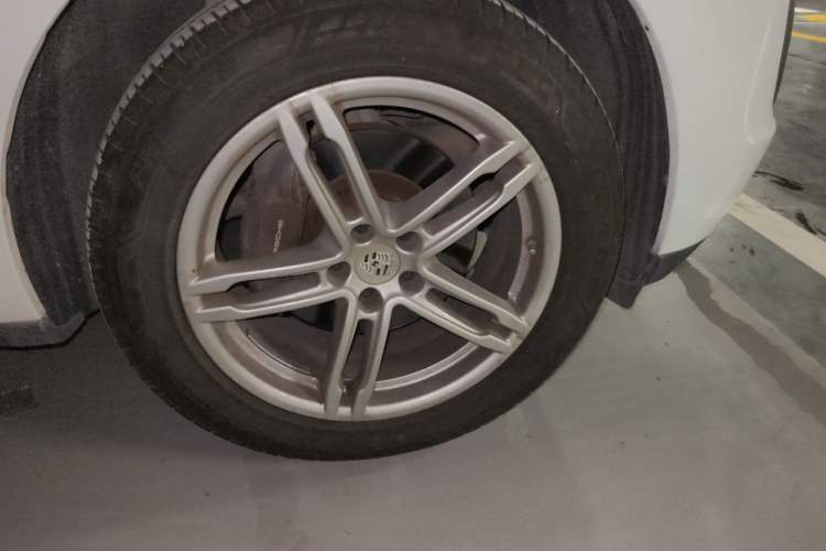 Used Porsche Macan 2016 Macan 2.0T Right Front Wheel Hub