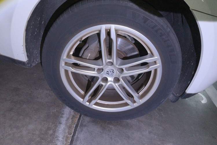 Used Porsche Macan 2016 Macan 2.0T Right Front Wheel Hub