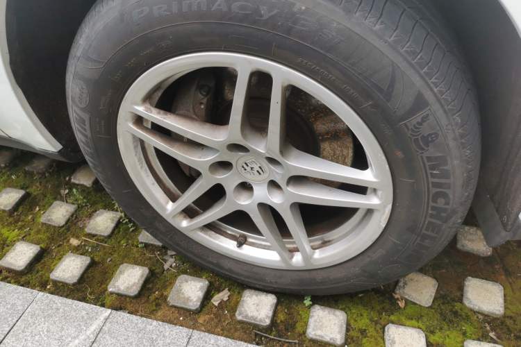 Used Porsche Macan 2016 Macan 2.0T Right Front Wheel Hub