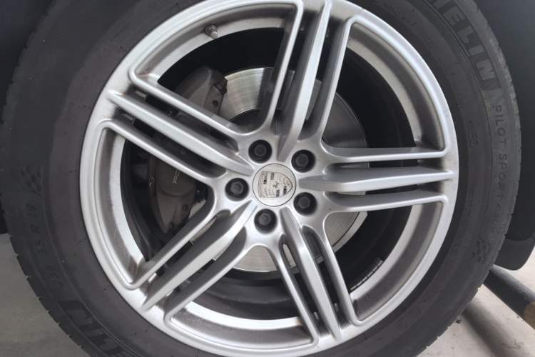 Used Porsche Macan 2016 Macan 2.0T Right Front Wheel Hub