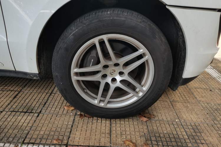 Used Porsche Macan 2016 Macan 2.0T Right Front Wheel Hub
