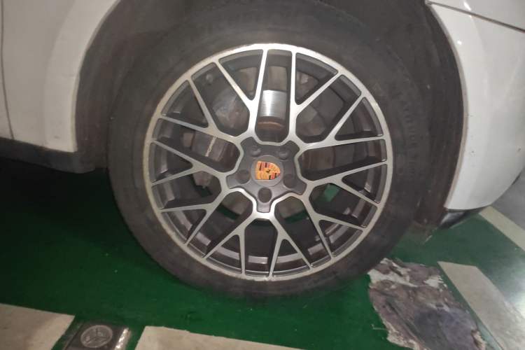 Used Porsche Macan 2016 Macan 2.0T Right Front Wheel Hub