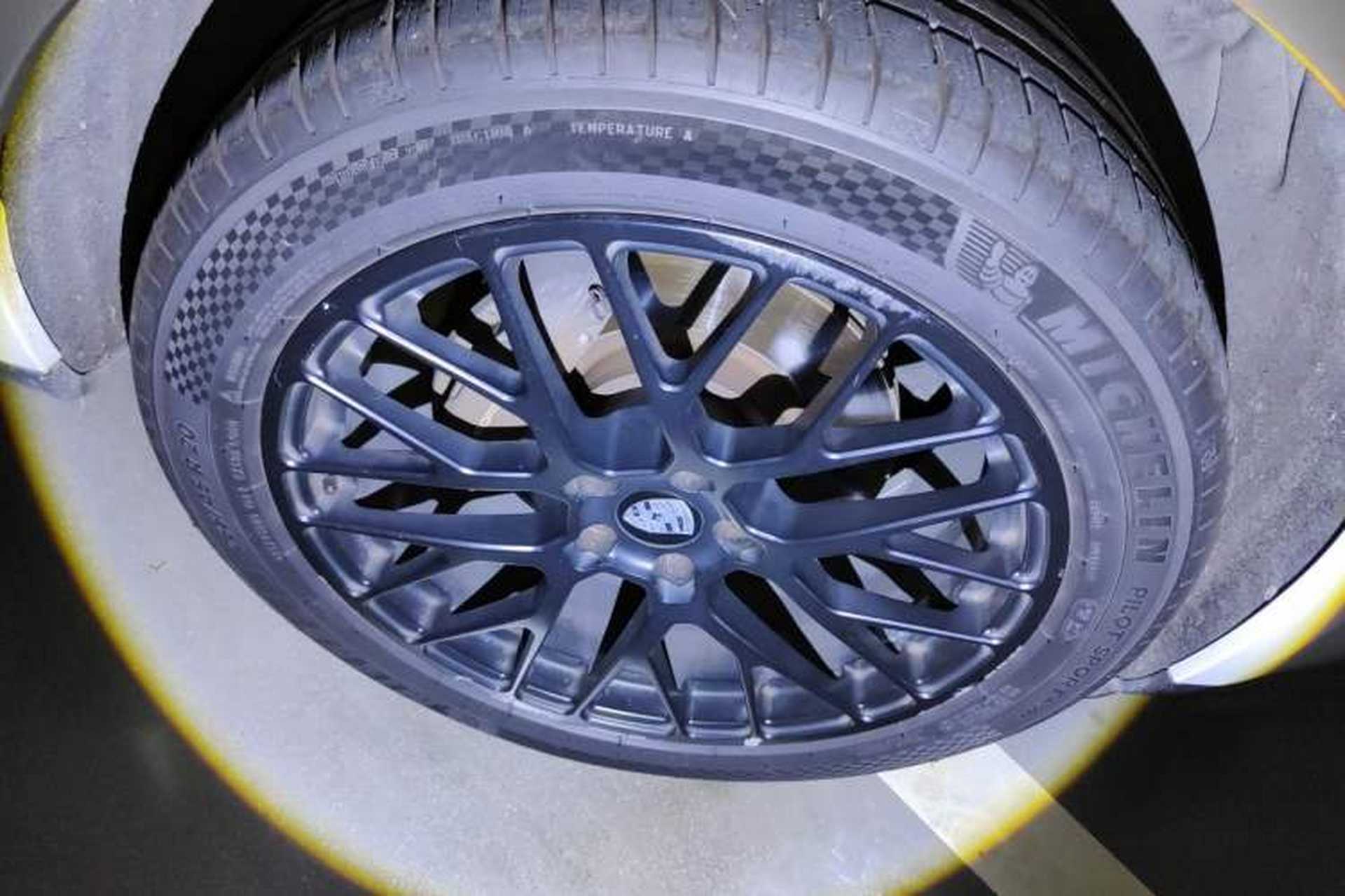 Used Porsche Macan 2016 Macan 2.0T Right Front Wheel Hub