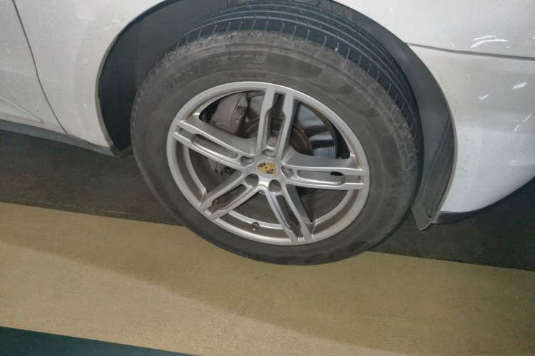 Used Porsche Macan 2016 Macan 2.0T Right Front Wheel Hub