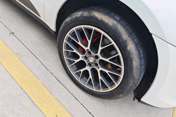 Used Porsche Macan 2016 Macan S 3.0T Right Front Wheel Hub