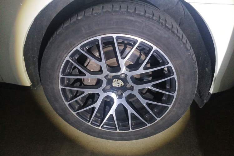 Used Porsche Macan 2016 Macan 2.0T Right Front Wheel Hub