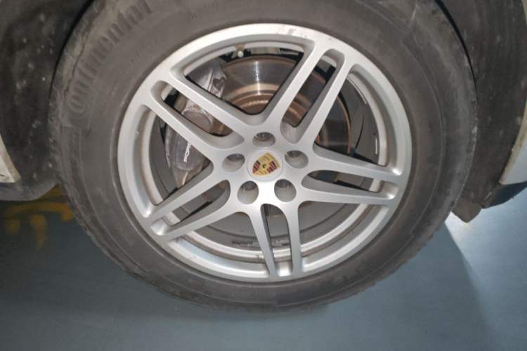 Used Porsche Macan 2016 Macan 2.0T Right Front Wheel Hub