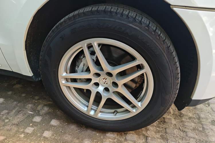 Used Porsche Macan 2016 Macan S 3.0T Right Front Wheel Hub