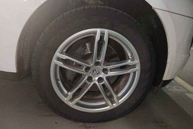 Used Porsche Macan 2016 Macan 2.0T Right Front Wheel Hub