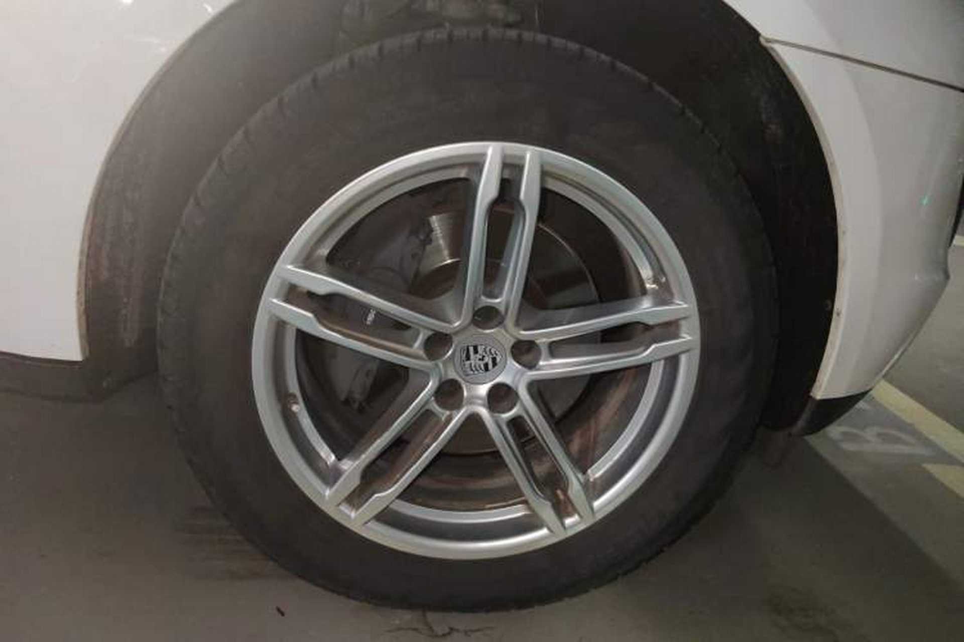 Used Porsche Macan 2016 Macan 2.0T Right Front Wheel Hub