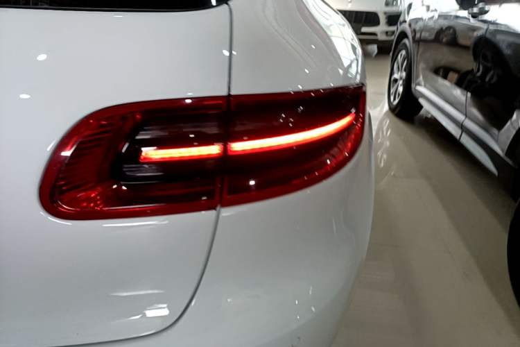 Used Porsche Macan 2016 Macan 2.0T Right Rear Taillight