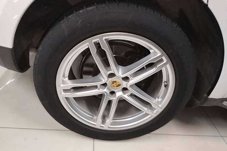 Used Porsche Macan 2016 Macan 2.0T Right Rear Wheel Hub