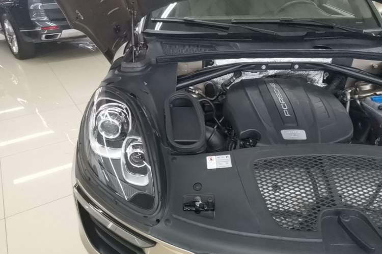 Used Porsche Macan 2016 Macan 2.0T Engine Bay Right