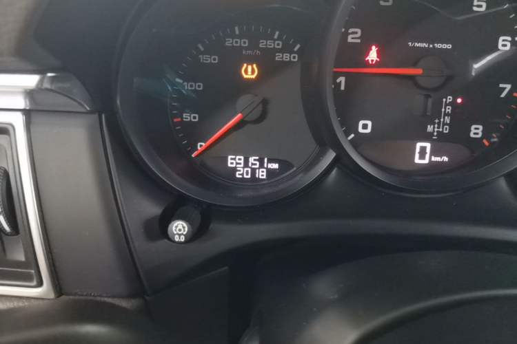 Used Porsche Macan 2016 Macan 2.0T Odometer Close Up
