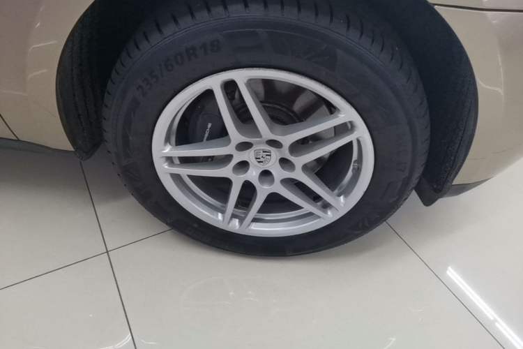 Used Porsche Macan 2016 Macan 2.0T Right Front Wheel Hub