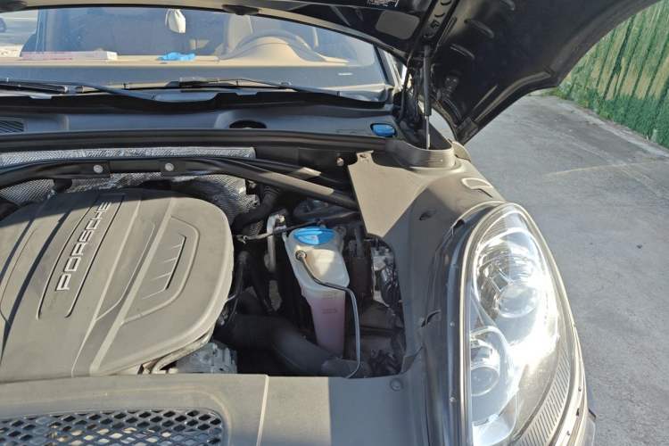 Used Porsche Macan 2017 Macan 2.0T Engine Bay Left