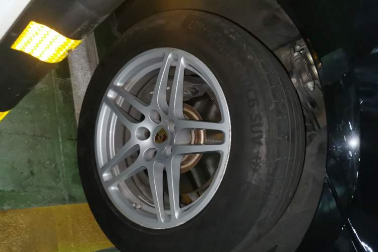 Used Porsche Macan 2017 Macan 2.0T Right Front Wheel Hub