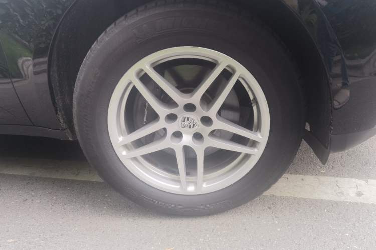Used Porsche Macan 2017 Macan 2.0T Right Front Wheel Hub