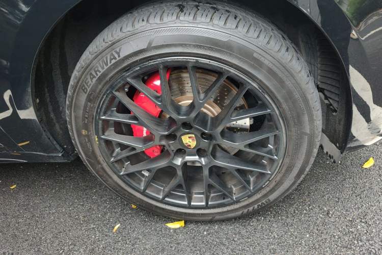 Used Porsche Macan 2017 Macan GTS 3.0T Right Front Wheel Hub