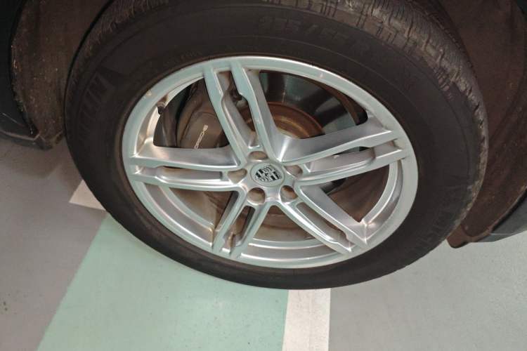 Used Porsche Macan 2017 Macan 2.0T Right Front Wheel Hub