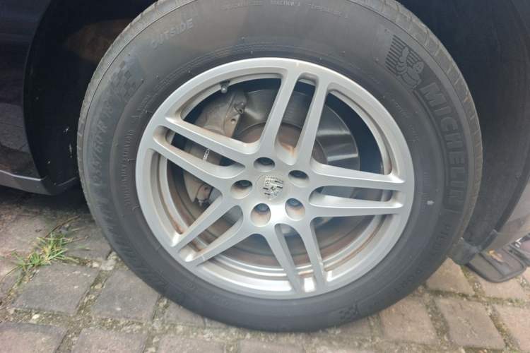 Used Porsche Macan 2017 Macan 2.0T Right Front Wheel Hub