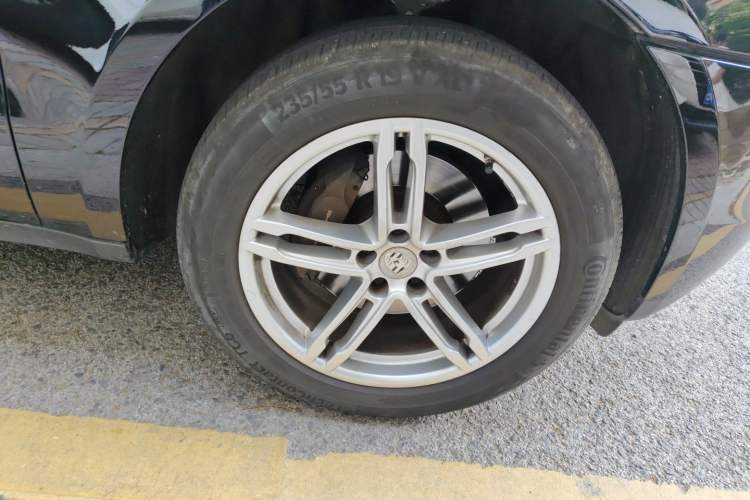 Used Porsche Macan 2017 Macan 2.0T Right Front Wheel Hub