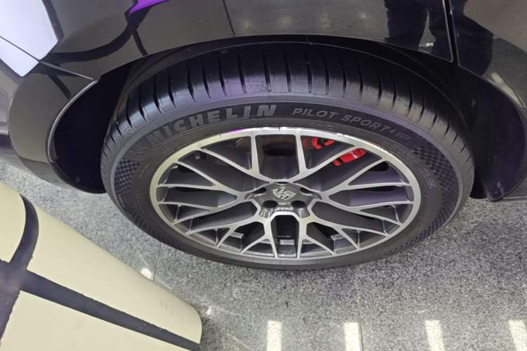 Used Porsche Macan 2017 Macan Turbo 3.6T Right Rear Wheel Hub