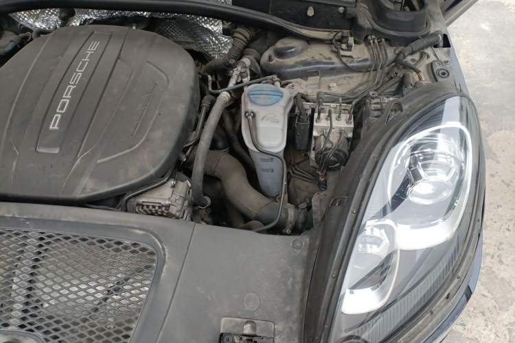 Used Porsche Macan 2017 Macan 2.0T Engine Bay Left