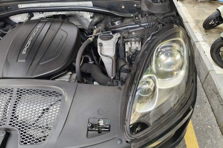 Used Porsche Macan 2017 Macan 2.0T Engine Bay Left