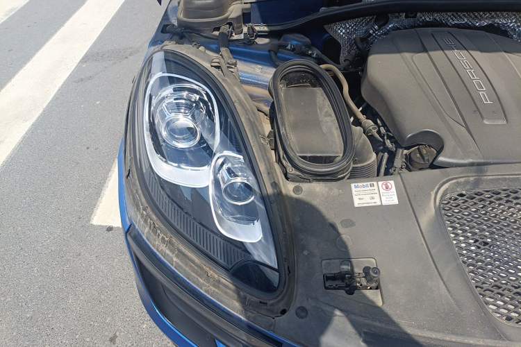 Used Porsche Macan 2017 Macan 2.0T Engine Bay Right