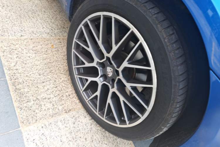 Used Porsche Macan 2017 Macan 2.0T Right Front Wheel Hub