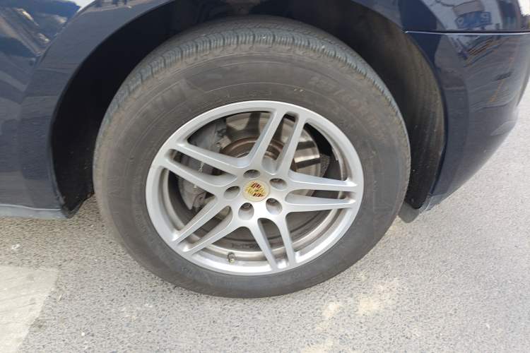 Used Porsche Macan 2017 Macan 2.0T Right Front Wheel Hub