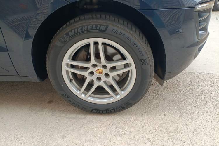 Used Porsche Macan 2017 Macan 2.0T Right Front Wheel Hub