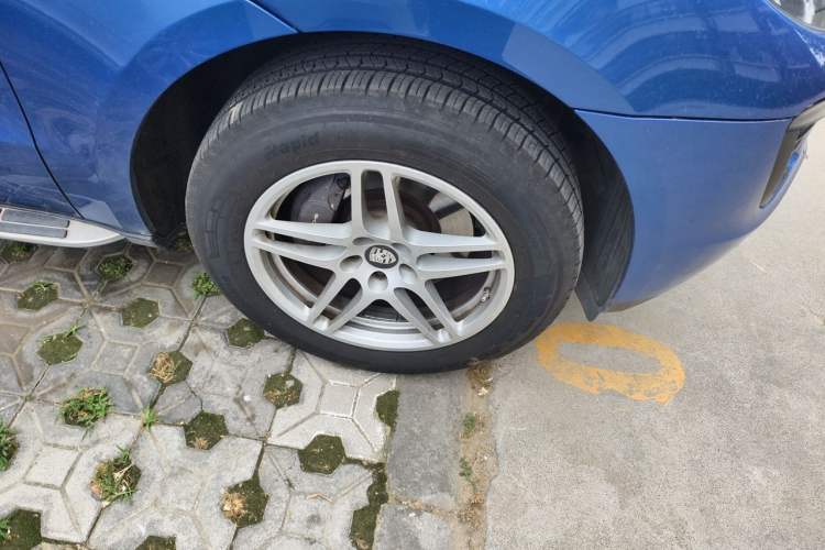 Used Porsche Macan 2017 Macan 2.0T Right Front Wheel Hub