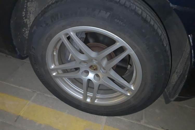 Used Porsche Macan 2017 Macan 2.0T Right Front Wheel Hub